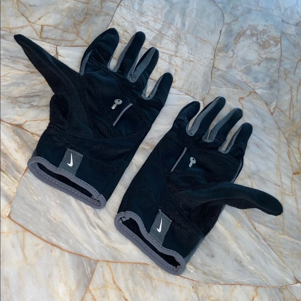 Nike‎ Black and Gray Sports Gloves